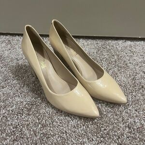 Joan Oloff Nude Riley Patent Leather pointed toe block heel size 9